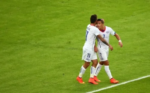 Alexis Sánchez y Eduardo Vargas se han ayudado para ser los máximos goleadores de la Roja. (Foto: Getty Images)