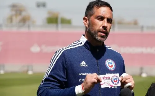 El aquerodel Betis y portador de la jineta en Chile, Claudio Bravo, estuvo presente en la instancia.