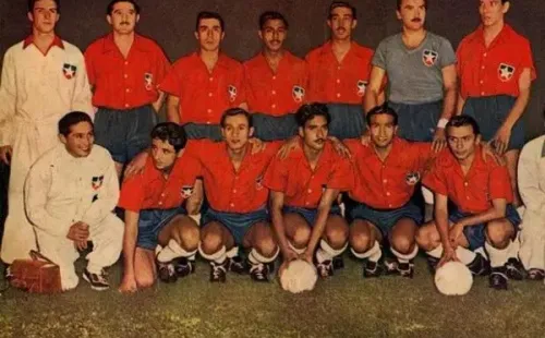 La foto del equipo nacional que jugó el campeonato en Ecuador donde fue parte el Cholo Balbuena. Foto: Revista Estadio