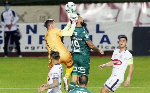 Ronnie Fernández recibió dos fechas de castigo tras su expulsión ante Deportes Melipilla. Foto: Agencia Uno