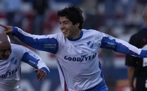 Luis Suárez con la camiseta de Nacional donde convirtió su primer gol en el profesionalismo y fue campeón. Foto: El País.