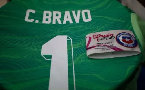 La jineta y la camiseta de Bravo con la tipografía de la nueva camiseta de la selección chilena.(Foto: LaRoja)
