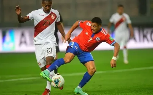Alexis Sánchez tuvo un reencuentro para el olvido con la selección chilena. El delantero no pudo ayudar en ataque y terminó perdido en la cancha ante Perú. Foto: Agencia Uno
