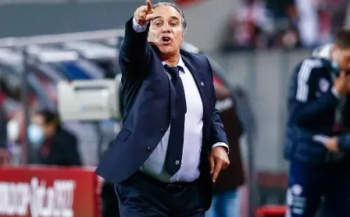 Martín Lasarte lleva 11 partidos al mando de Chile. Ganó solo uno y tiene a la Roja fuera de Qatar. Foto: Agencia Uno