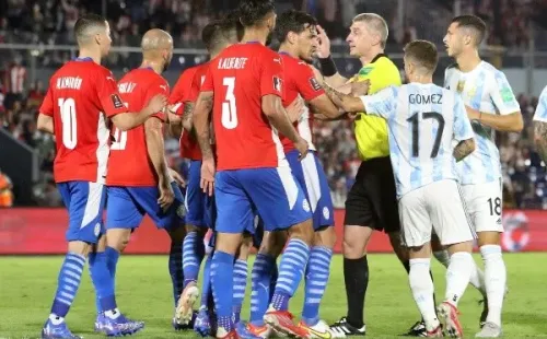 Paraguay pidió un penal evidente, pero ni el VAR ni el árbitro lo vieron. Insólita decisión a favor de la albiceleste. Foto: Getty Images