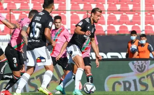 Christian Santos frente a Palestino: hoy la rompió con un tiro libre en el entrenamiento de Colo Colo. (Foto: Agencia UNO)