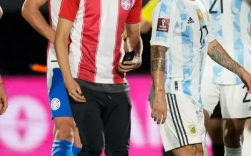 Pasando desapercibido dentro de la cancha entre los jugadores, así se escondía el hincha paraguayo.