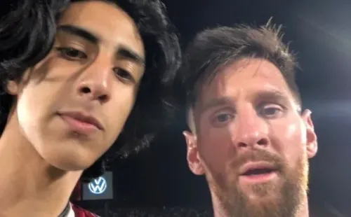 La fotografía que consagra toda su habilidad para colarse en el estadio.