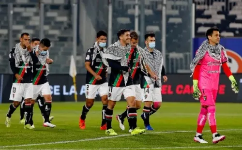 Palestino han buscado mostrar al mundo su compromiso con Palestina. Ante Colo Colo en la primera rueda del torneo, un 8 de mayo de 2021, ingresaron a la cancha portando un keffiyeh en sus cuellos como homenaje. Foto: Agencia Uno