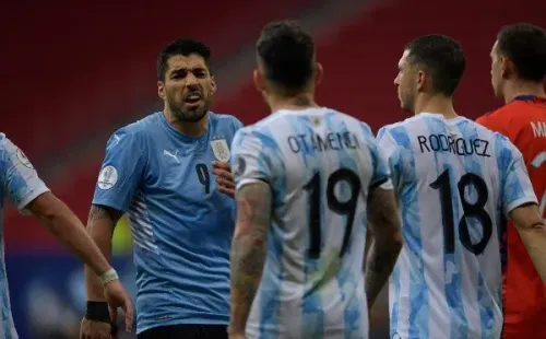 Luis Suárez calentó el partido entre Argentina y Uruguay, asegurando que ni su amistad con Lionel Messi importa en la lucha por los tres puntos. Foto: Getty Images