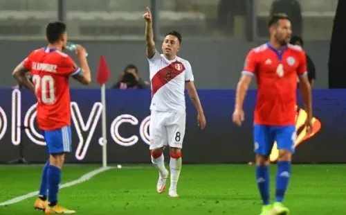 La derrota ante Perú dejó a Chile más que complicado en las eliminatorias. Ahora se juega todo ante Paraguay, incluida la continuidad de Martín Lasarte. Foto: Agencia Uno