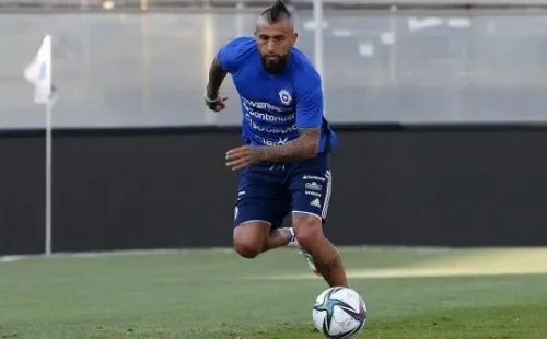 Arturo Vidal vive con todo el partido ante Paraguay de este domingo