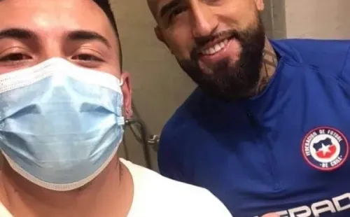 Nicolás también ha tenido posibilidad de cortar el especial corte de Arturo Vidal, que siempre es uno de los últimos en preparar su look.