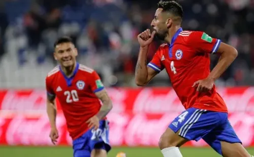 El gol de Mauricio Isla hizo enloquecer a Gary Medel. (Foto: Agencia Uno)