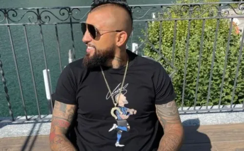 Arturo Vidal en una de las fotos en que se puede apreciar la pulsera que le regaló Daniella Duran.
