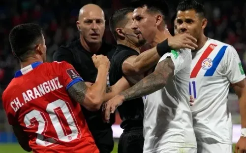 Charles Aránguiz fue expulsado ante Paraguay y es baja para enfrentar a Venezuela