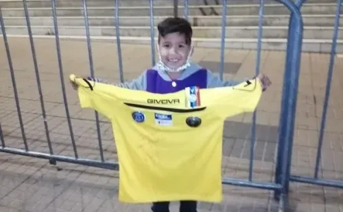 Miguel consigue que el capitán Tomás Rincón le regale una camiseta. Foto: @SeleVinotinto