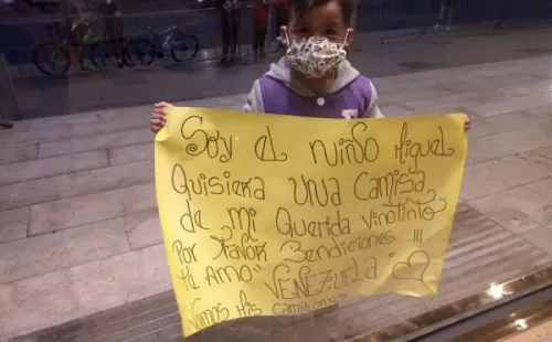 Este era el cartel que portaba el pequeño Miguel. Foto: @SeleVinotinto