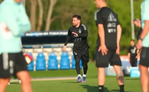 Lio Messi se mantiene en concentración en Ezeiza por lo que no tuvo contacto con el joven hincha. Foto: @Argentina