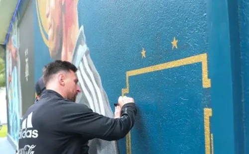 Messi al igual que sus compañeros firmaron el mural