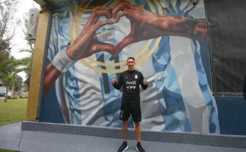 La clásica celebración de Ángel Di María en el mural de Ezeiza