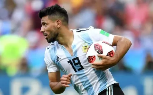 El Kun vivió la muerte de Maradona con mucha incredulidad y en especial con preocupación por su hijo co Giannina Maradona, Benjamín.