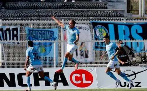 Matías Cahais celebra con sus compañeros el gol que le estaba dando el triunfo en La Cisterna