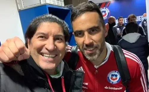 De capitán a capitán: Bam Bam Zamorano y Claudio Bravo tras la victoria ante Venezuela.