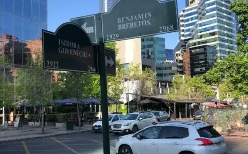 Ben Brereton ya tiene su calle: así amaneció bautizada la intersección de Isidora Goyenechea con Benjamín en Las Condes.