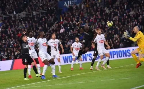 Danilo Pereira logró empatar para el PSG en el segundo tiempo. (Foto: @PSG_espanol)