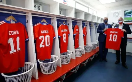 El obsequio de la camiseta de la selección de Chile para toda la delegación de la FIFA.