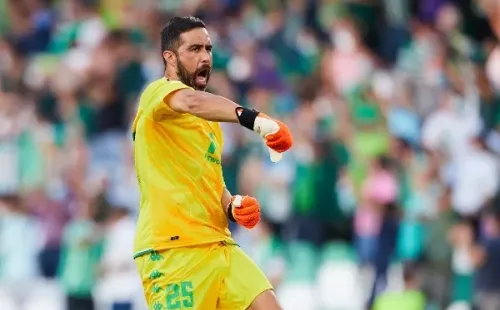 Claudio Bravo sigue dando que hablar con su nivel en el Real Betis. Hasta la prensa lo pide como estelar por sobre Rui Silva. Foto: Getty Images