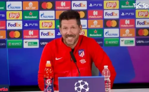 La sonrisa de Diego Simeone tras ironizar con las críticas de Jürgen Klopp a su juego.