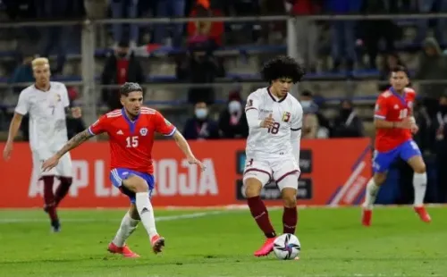 Diego Valdés tuvo su gran noche con Chile ante Venezuela y silenció las críticas haciendo su mejor partido hasta ahora. Foto: Agencia Uno