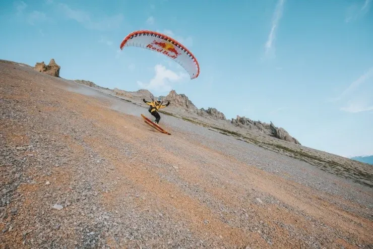 La aventura de Valentin Delluc esquiando por los Alpes en pleno otoño.