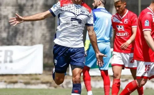 Matías Rubio anotó uno de los goles del triunfo de Recoleta sobre Valdivia. Foto: Deportes Recoleta.