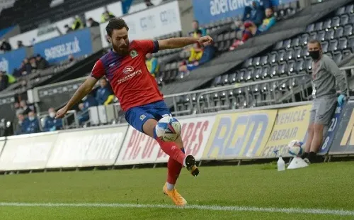 Brereton Díaz fue objeto de burlas tras la caída del Blackburn ante QPR en Inglaterra.