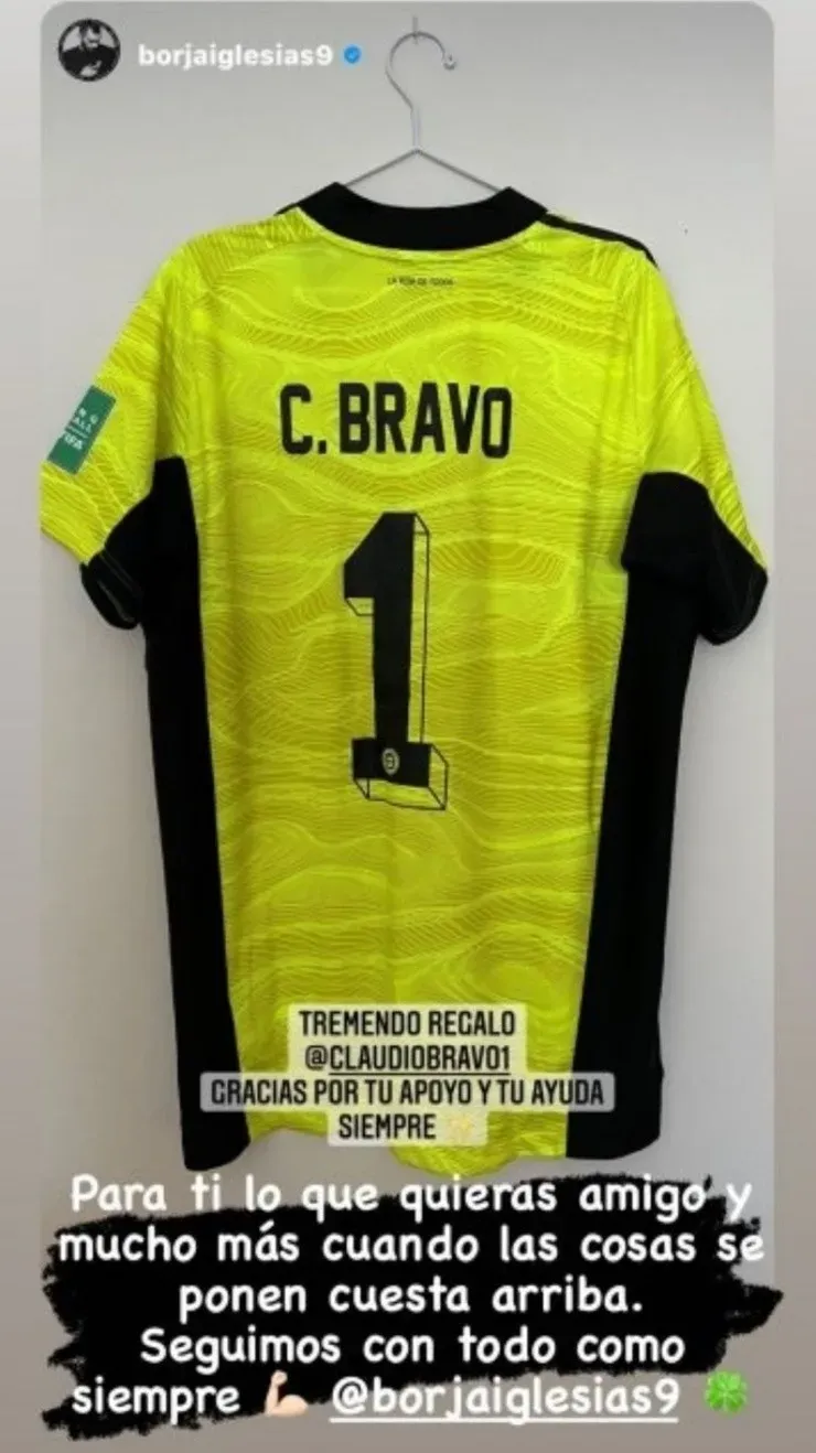 Claudio Bravo le regaló su camiseta a Borja Iglesias