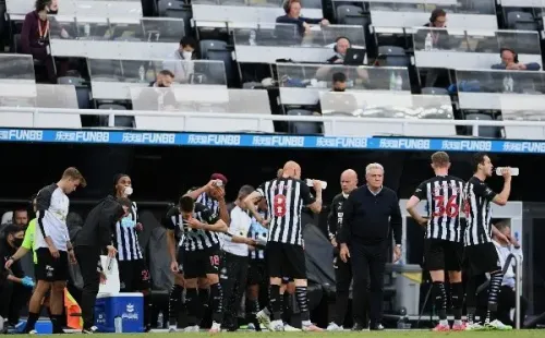 Steve Bruce no va más como técnico del Newcastle, que comienza su nueva era de la mano de los jeques árabes. Foto: Getty Images