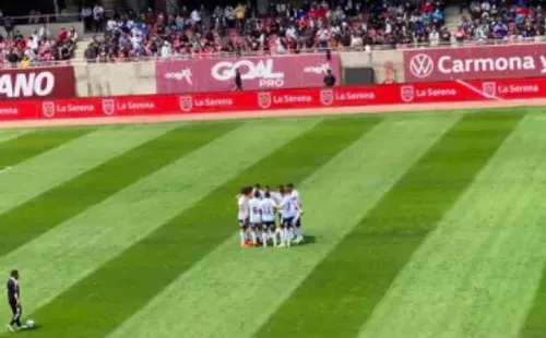 La imagen de Christian Santos apoyando desde la tribuna a Colo Colo ante La Serena.