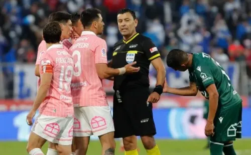 Roberto Tobar tuvo un polémico arbitraje ante Universidad Católica, dejándolos sin dos figuras para el clásico con Colo Colo con faltas que merecían algo más de su parte. Foto: Agencia Uno