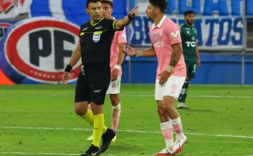Roberto Tobar expulsa a Zampedri por doble tarjeta amarilla