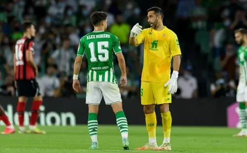 Claudio Bravo en el duelo del Betis contra Bayer Leverkusen por la Europa League.