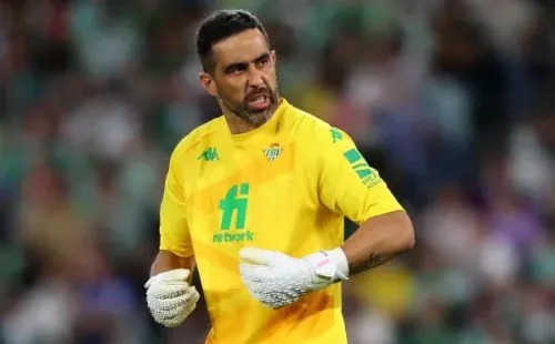 Claudio Bravo brilló con un par de atajadas contra el Leverkusen. (Foto: Getty Images)