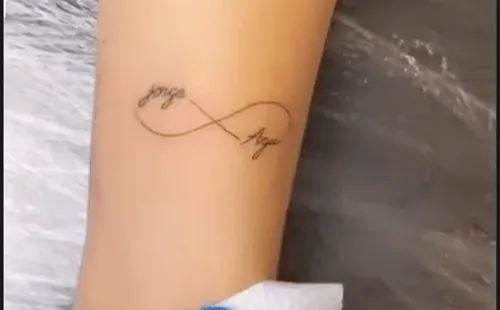 Daniela Aránguiz se tatúa el nombre de Valdivia y sus hijos.(4)