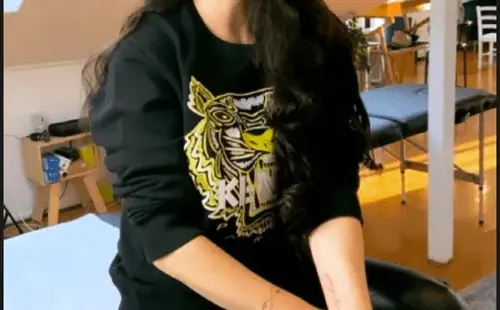 Daniela Aránguiz se tatúa el nombre de Valdivia y sus hijos.(6)