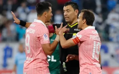 20 de Octubre del 2021/SANTIAGOFernando Zampedri(i) es expulsado por el Árbitro Roberto Tobar ,durante el partido valido por la Vigesimo Septima fecha del Campeonato Nacional AFP PlanVital 2021, entre Universidad Catolica vs Santiago Wanderers, disputado en el estadio San Carlos de Apoquindo.FOTO:FRANCISCO LONGA/AGENCIAUNO
