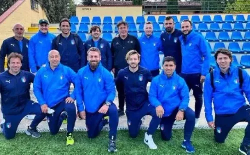 David Pizarro junto a sus compañeros de estudio en Italia. Foto: FIGC