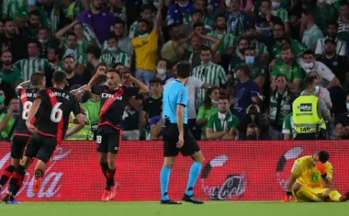 Claudio Bravo intentó salvar un error de la defensa del Betis que por poco cuesta caro. Por suerte, se quedaron con el triunfo y los tres puntos ante el Rayo Vallecano. Foto: Getty Images