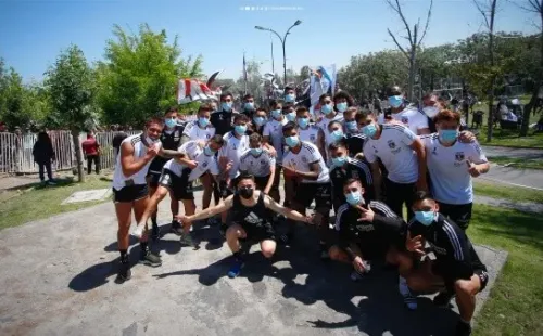 El plantel de Colo Colo con el arengazo de fondo. (Foto: Colo Colo)